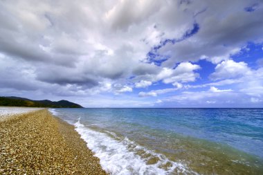 Güzel deniz Cennet plaj mavi gökyüzü arka plan üzerinde