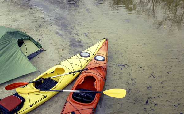 Camping z kajaków na brzegu rzeki. — Zdjęcie stockowe