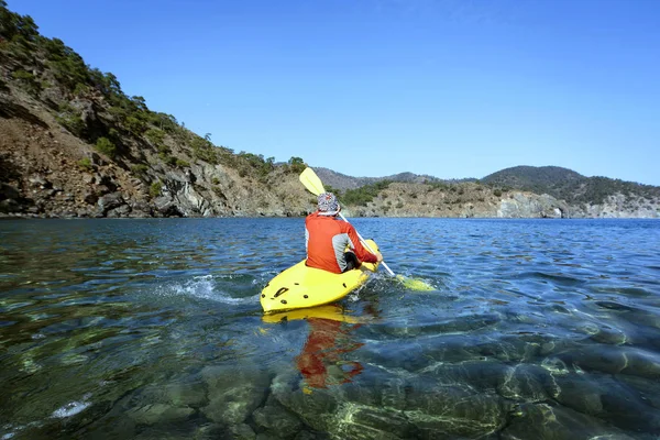 Fahrt mit dem Seekajak an einem sonnigen Tag. — Stockfoto