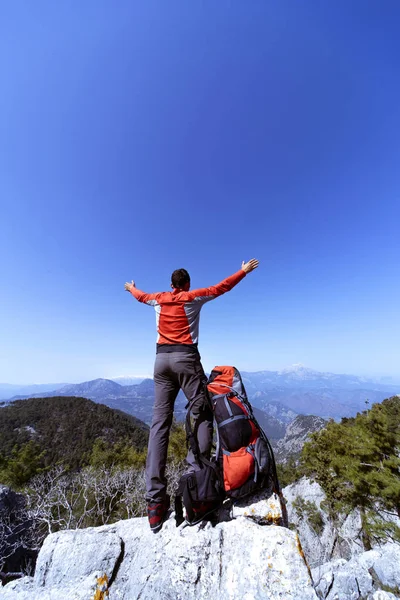 Un hombre a pie en las montañas . — Foto de Stock