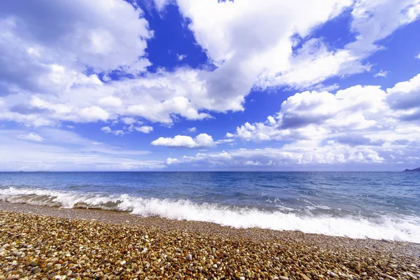 Bella spiaggia paradiso del mare su uno sfondo di cielo blu — Foto Stock