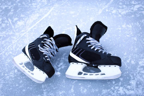 Patines de hockey sobre hielo al aire libre invierno . — Foto de Stock