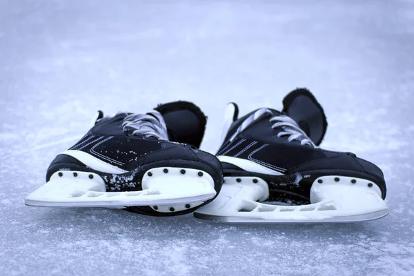 Patines de hockey sobre hielo al aire libre invierno . — Foto de Stock