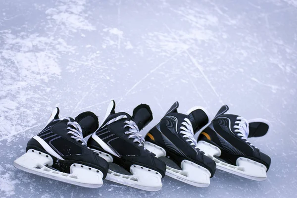 Patines de hockey sobre hielo al aire libre invierno . — Foto de Stock