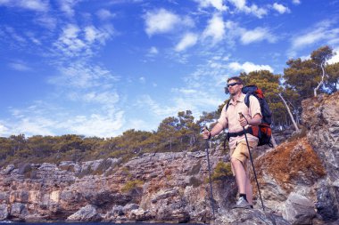 Güneşli bir yaz aylarında dağlarda hiking.