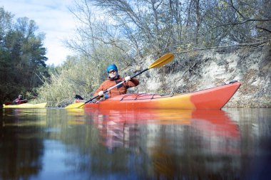Kayık tarafından nehirde güneşli bir günde seyahat..