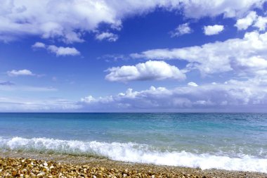 Güzel deniz Cennet plaj mavi gökyüzü arka plan üzerinde