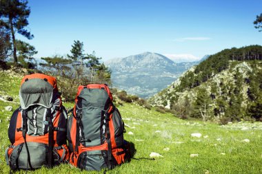 Dağların manzarasına sahip dağlarda sırt çantası. 