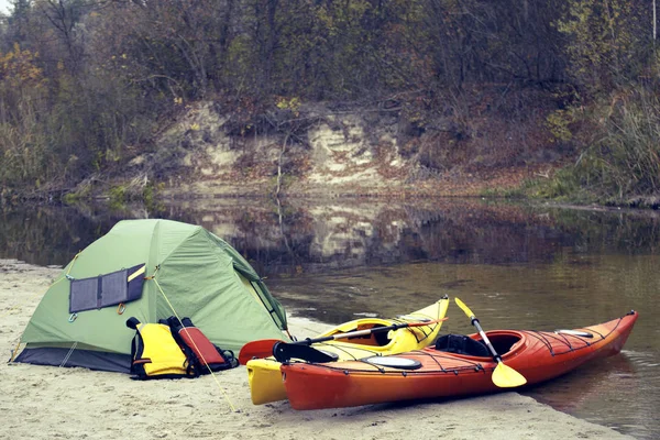 Zelten mit Kajaks am Ufer des Flusses. — Stockfoto