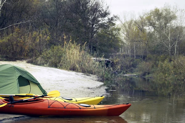 Camping avec kayaks au bord de la rivière . — Photo