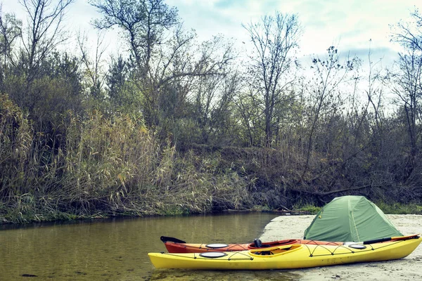 Camping met kajaks op de rivier bank. — Stockfoto