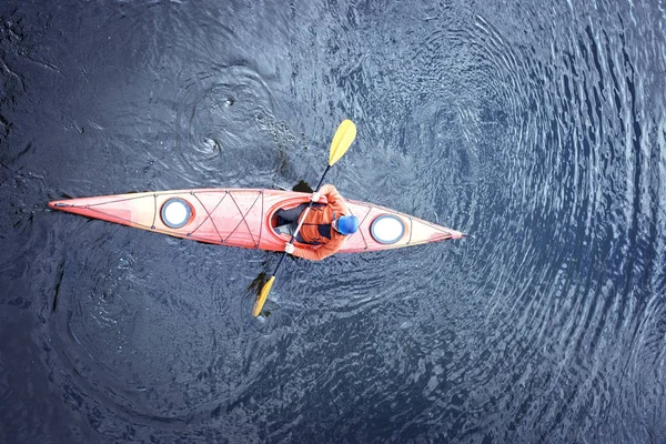 Viajando en kayak por el río en un día soleado . — Foto de Stock