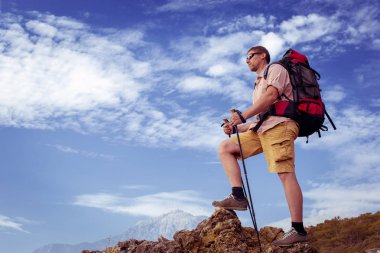 Güneşli bir yaz aylarında dağlarda hiking.