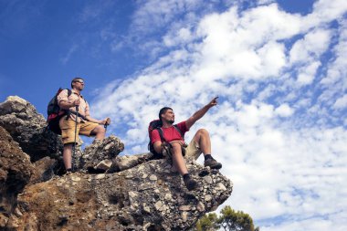 İki erkek bir zam sırt çantaları ile dağlarda.