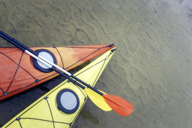 Kayaklar üzerinde nehir kıyısında kamp.