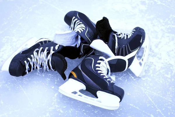 Πατίνια για χόκεϊ στον χειμώνα υπαίθριες πάγου. — Φωτογραφία Αρχείου