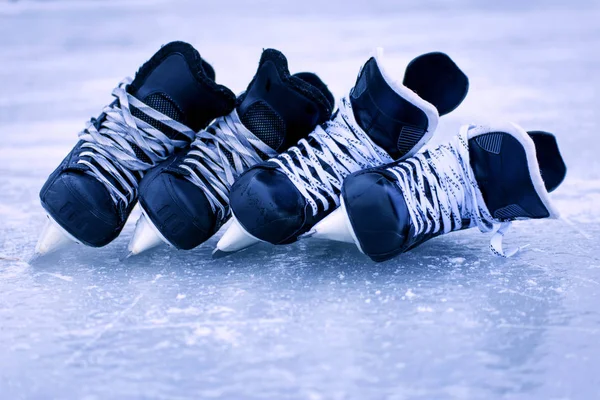 Schlittschuhe für Hockey auf dem Outdoor-Eis Winter. — Stockfoto