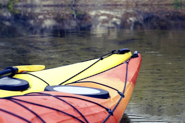 Camping con kayaks en la orilla del río . — Foto de Stock