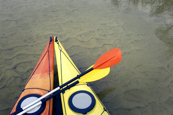 Zelten mit Kajaks am Ufer des Flusses. — Stockfoto