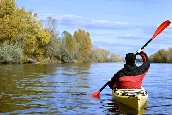 Mit dem Kajak auf dem Fluss an einem sonnigen Tag. — Stockfoto