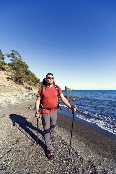 Trekking com uma mochila e uma tenda nas montanhas . — Fotografia de Stock