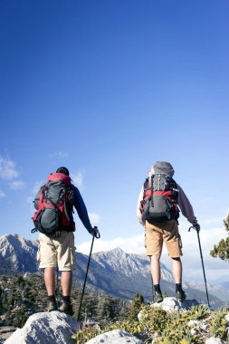 Güneşli bir yaz aylarında dağlarda hiking.