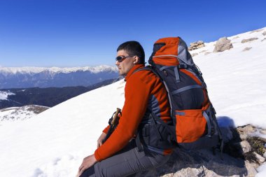 Bir sırt çantası ile dağlarda hiking kış.