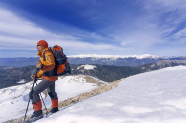 Bir sırt çantası ile dağlarda hiking kış.