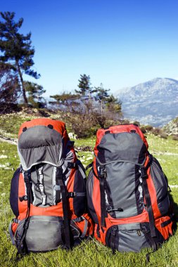 Dağların manzarasına sahip dağlarda sırt çantası. 