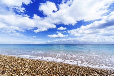 Güzel deniz Cennet plaj mavi gökyüzü arka plan üzerinde