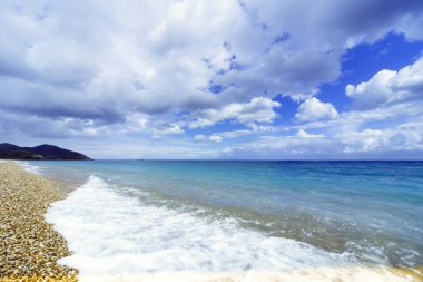 Güzel deniz Cennet plaj mavi gökyüzü arka plan üzerinde
