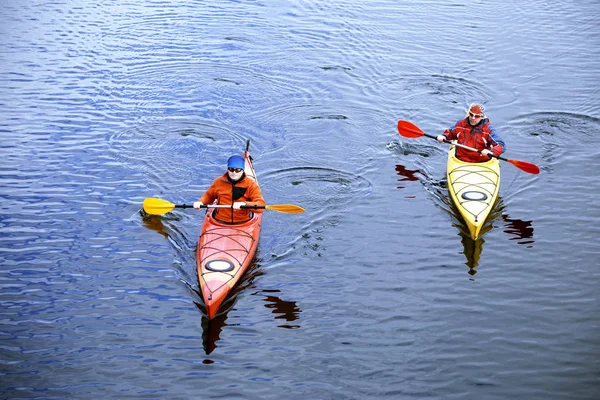 Viajando en kayak por el río en un día soleado . — Foto de Stock