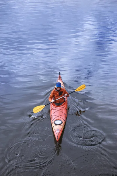 Voyager en kayak sur la rivière par une journée ensoleillée . — Photo