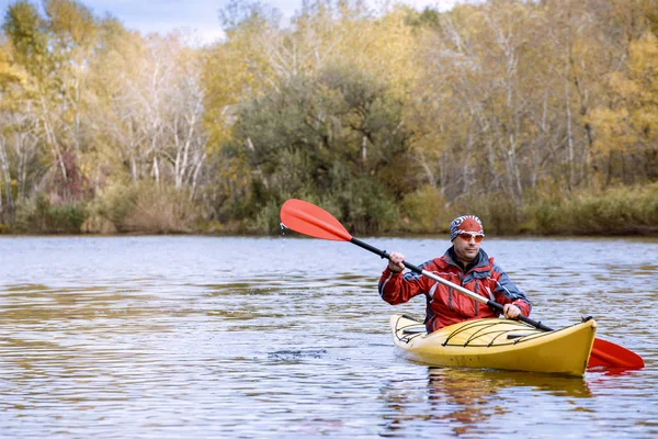 Viajando en kayak por el río en un día soleado . — Foto de Stock