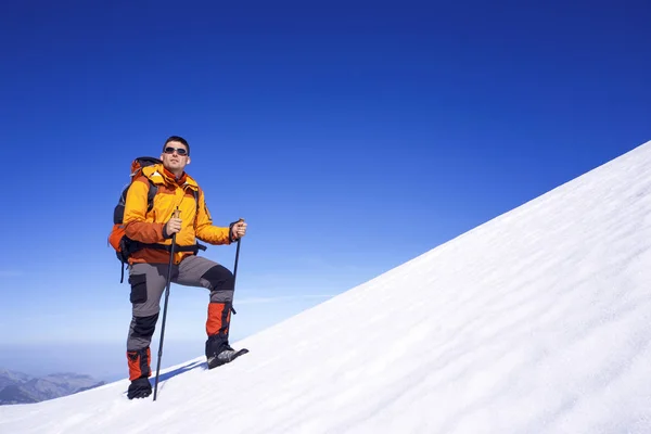 Winterwandelen in de bergen met een rugzak. — Stockfoto