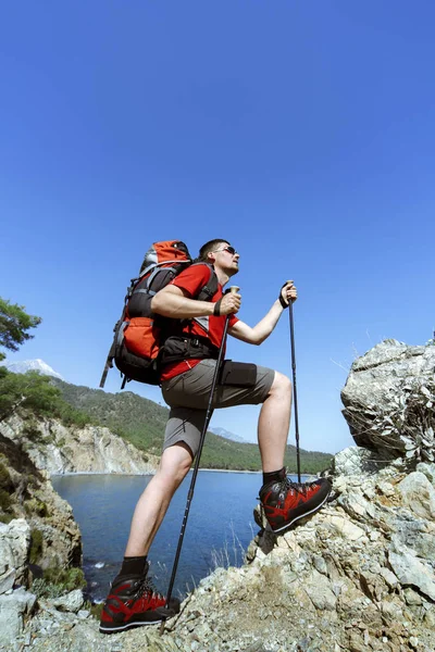 Vandring med en ryggsäck och ett tält i bergen. — Stockfoto