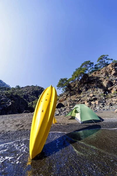 Campeggio con kayak sulla spiaggia in estate . — Foto Stock
