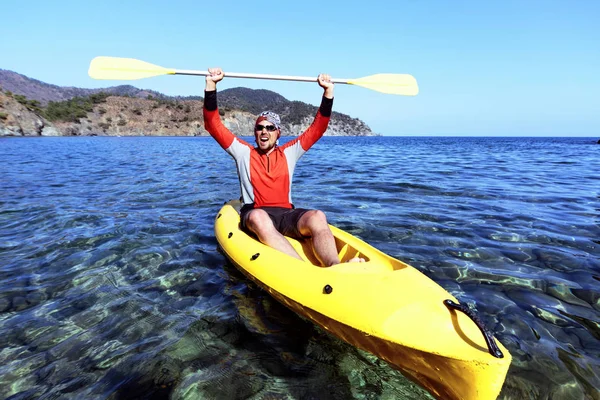 Viaje en kayak de mar en un día soleado . — Foto de Stock