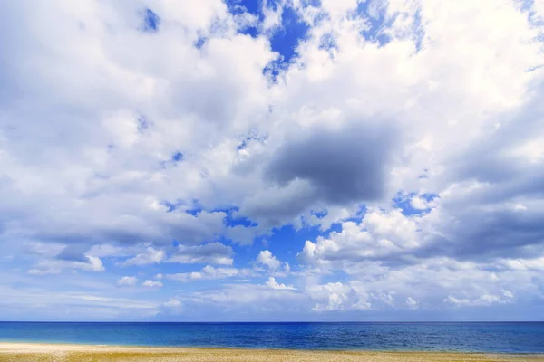 Krásné moře paradise beach na pozadí modré oblohy — Stock fotografie