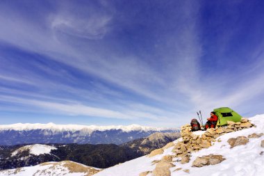 Bir sırt çantası ile dağlarda hiking kış.