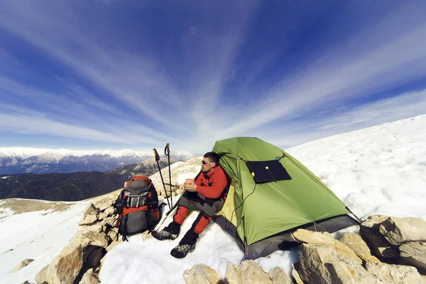 Χειμερινές πεζοπορίες στα βουνά με ένα σακίδιο. — Φωτογραφία Αρχείου
