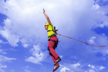 Yüksek Rock dağlarda ip atlama.