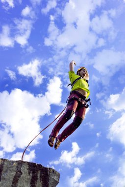 Yüksek Rock dağlarda ip atlama.