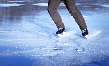 Adam buz paten üzerinde sürmek içinde belgili tanımlık kış.