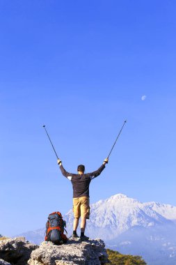 Güneşli bir yaz aylarında dağlarda hiking.