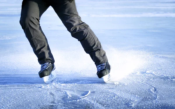 Der Kerl fährt im Winter auf Schlittschuhen auf dem Eis. — Stockfoto