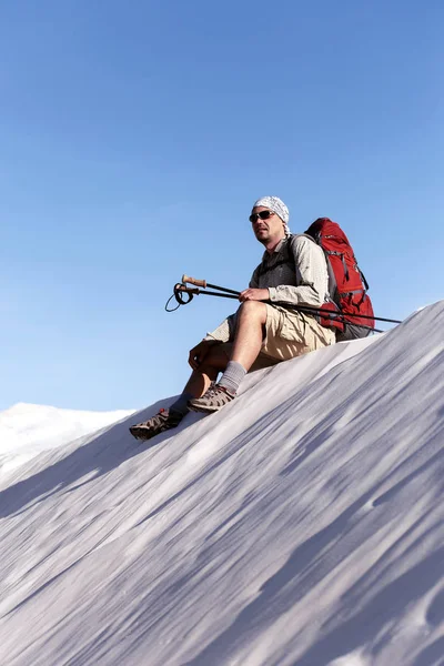 A viagem no deserto nas dunas brancas . — Fotografia de Stock