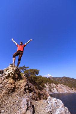 Yaz aylarında çalışan adam güzel bir konumda. 