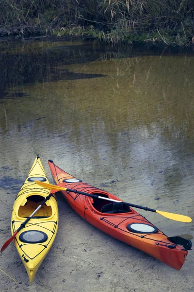 Camping with kayaks on the river bank. — Stock Photo, Image