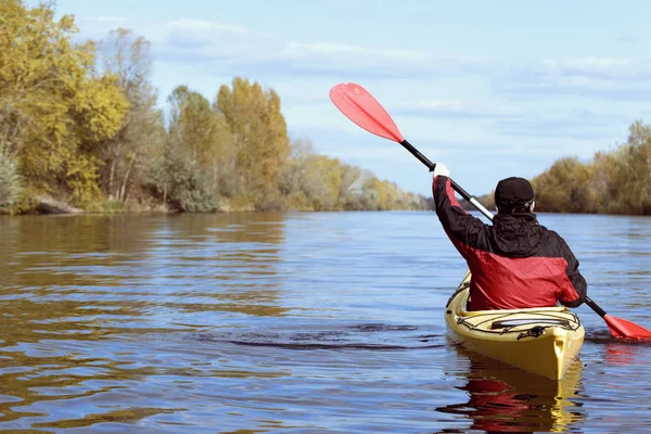 Mit dem Kajak auf dem Fluss an einem sonnigen Tag. — Stockfoto